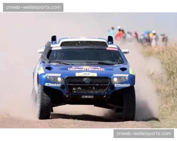 通讯：达喀尔拉力赛冠军车手纳赛尔·阿尔-阿提亚的赛车从沙丘脱困全过程